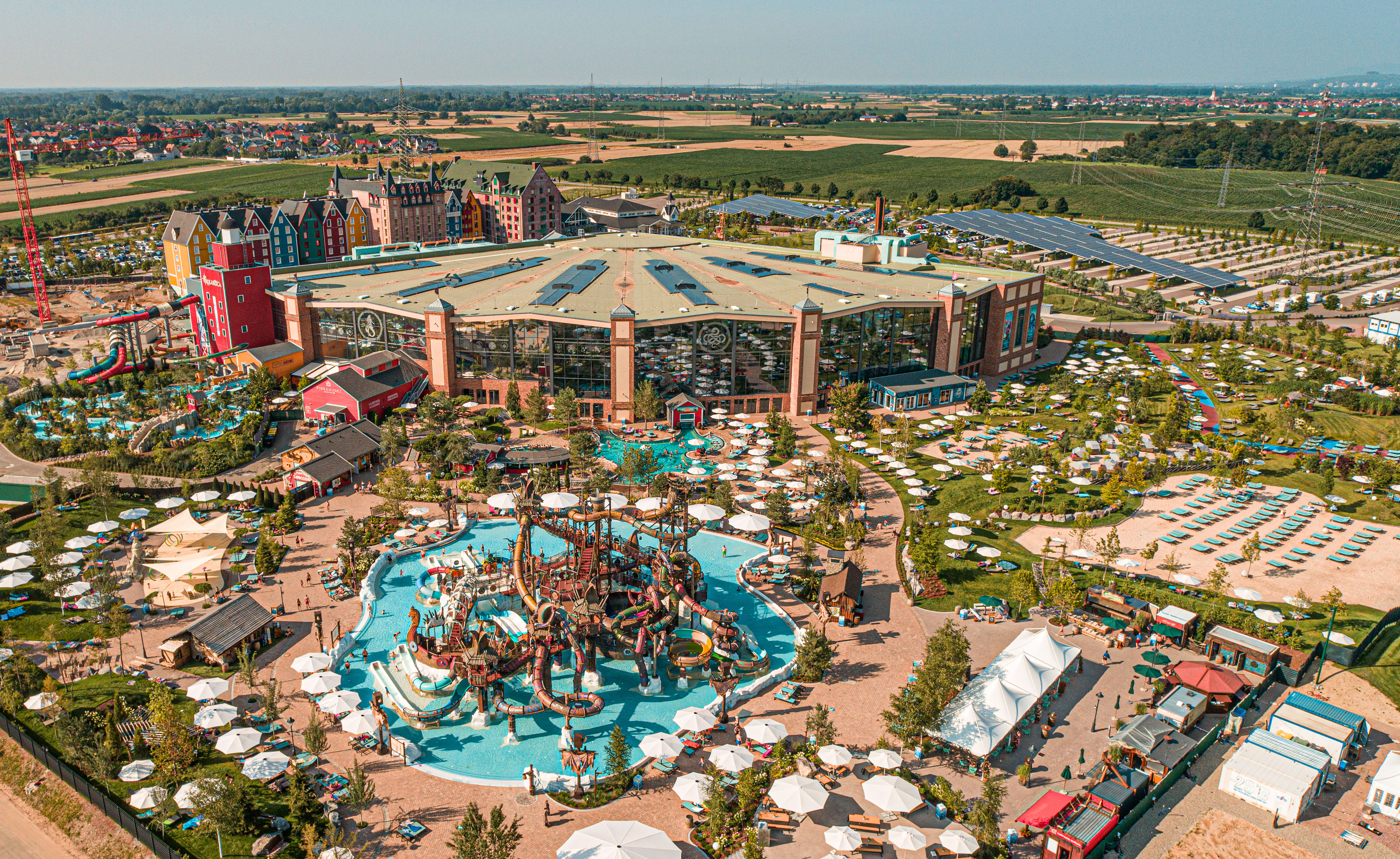 Luftbild vom Freizeitbad Rulantica mit verschiedenen Outdoor-Wasserrutschenim Europa-Park Rust