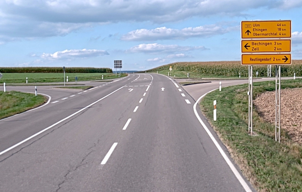 Das Foto zeigt die Bundesstraße 311 zwischen Unlingen und Obermachtal