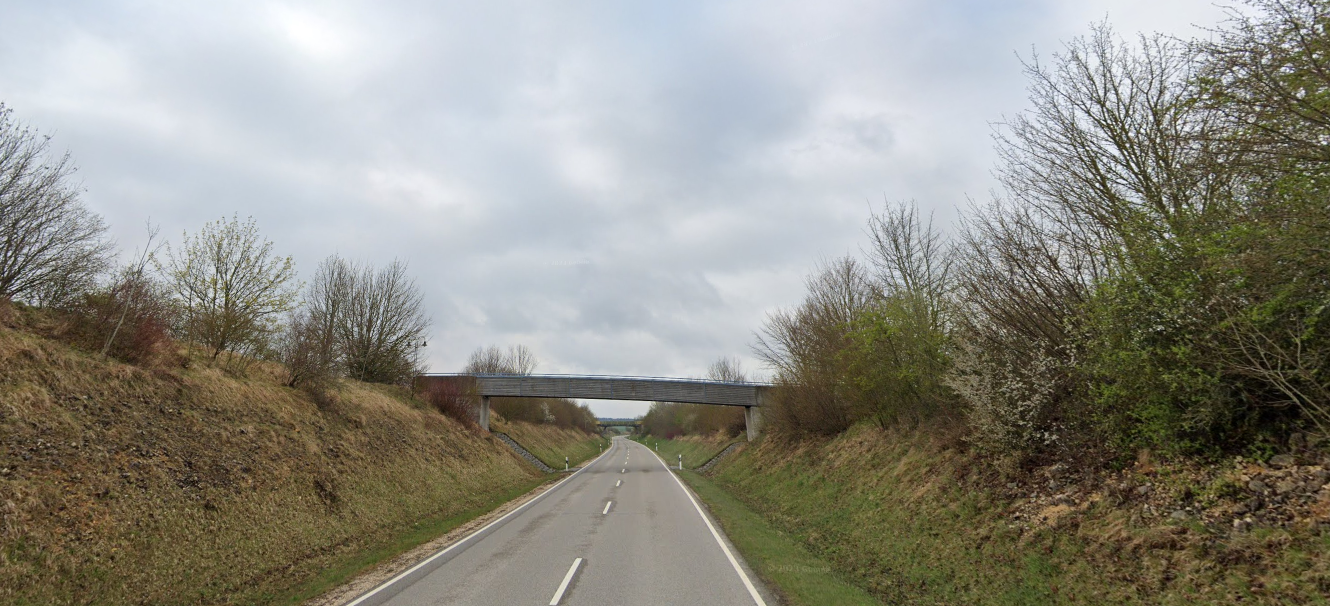 Das Foto zeigt die Geh- und Radwegbrücke bei Heroldstatt die über die L 230 führt.