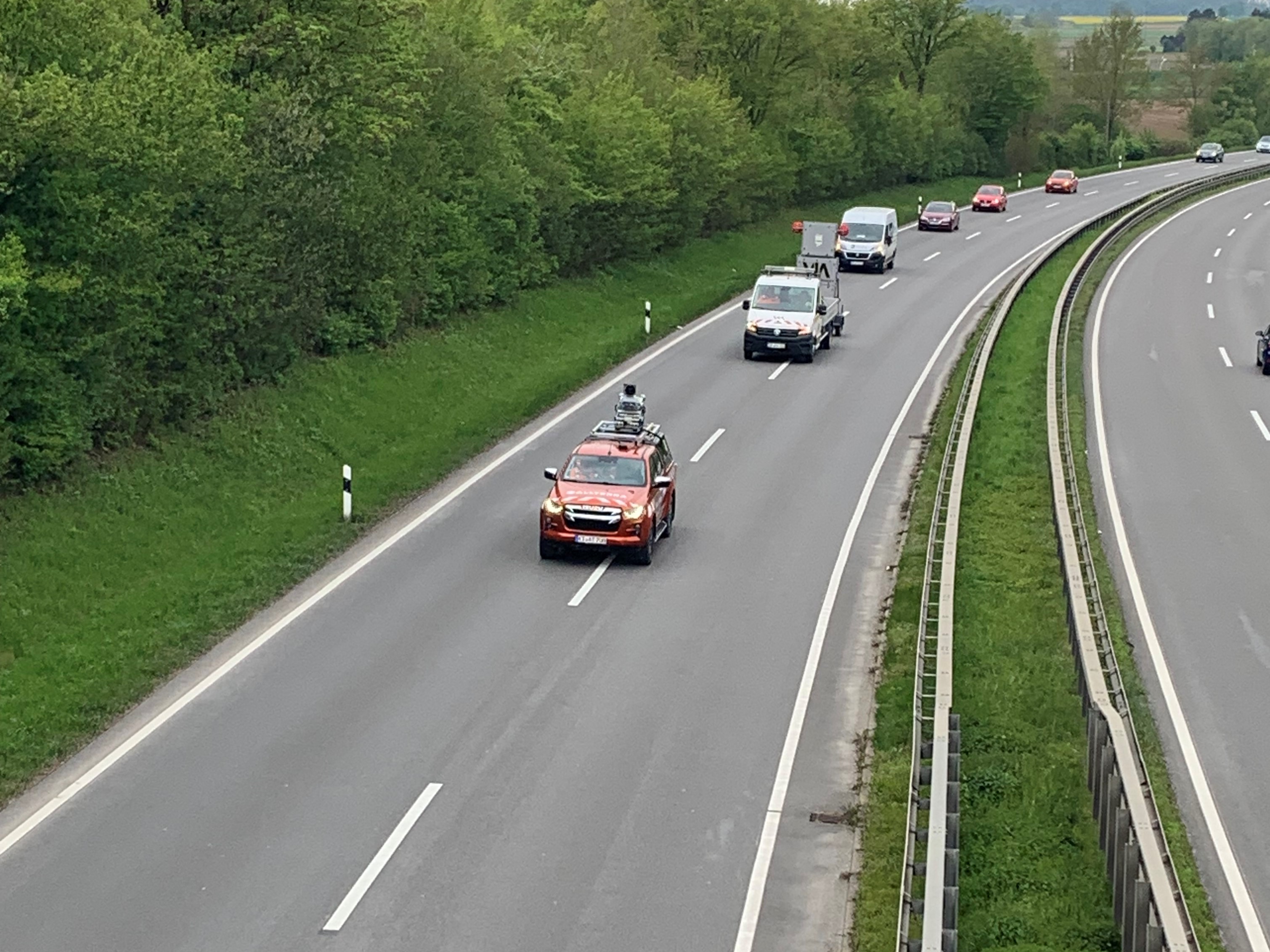 Das Foto zeigt die mit mehreren Fahrzeugen befahrene B 32 Balingen-Endingen