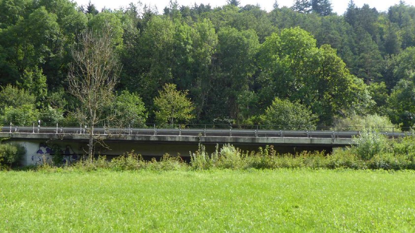 Das Bild zeigt die Aussicht auf eine Brücke über die Lauchert.