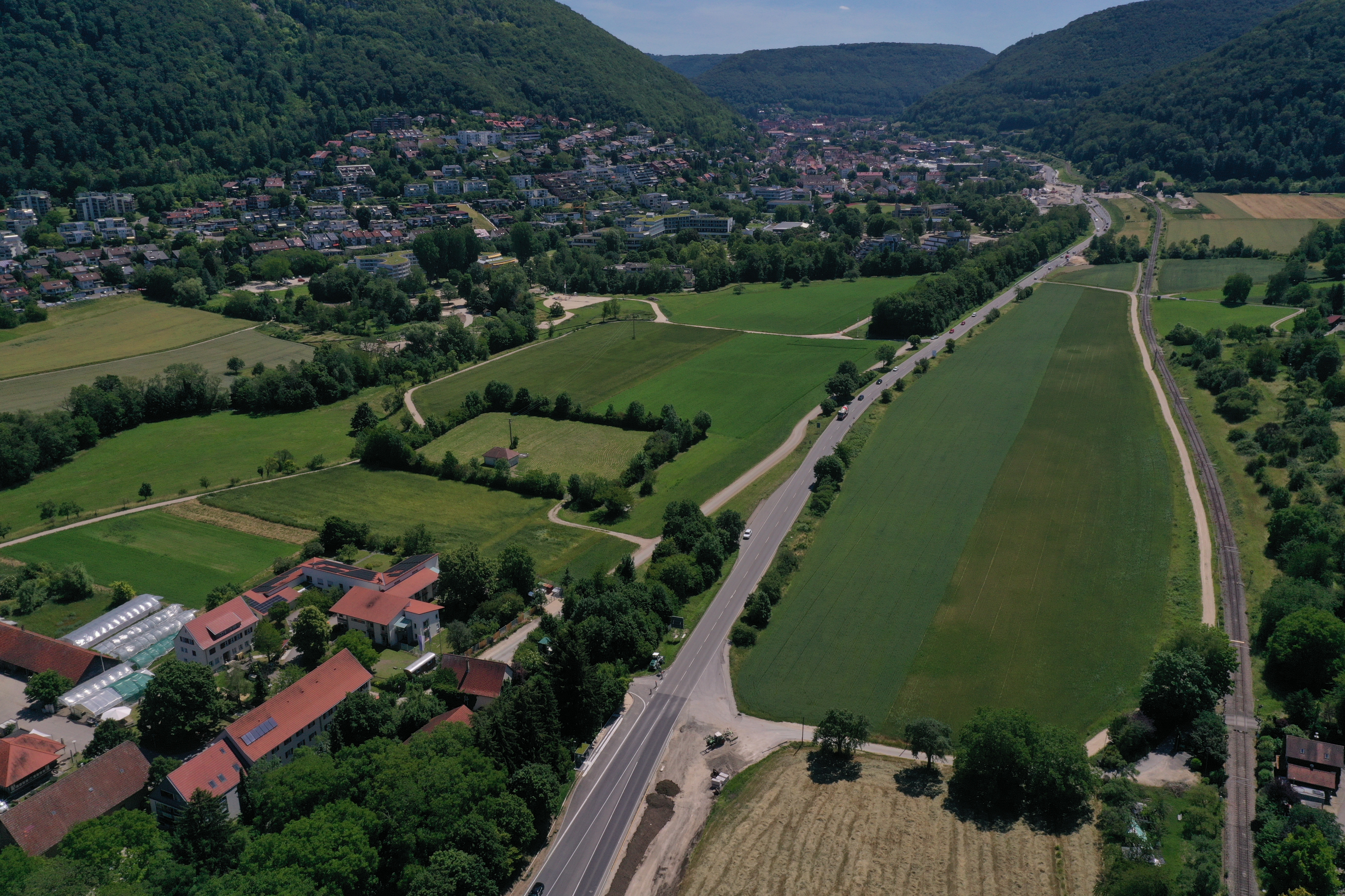 Das Foto zeigt ein Luftbild der Umgebung um die B 28 zwischen Dettingen und Bad Urach