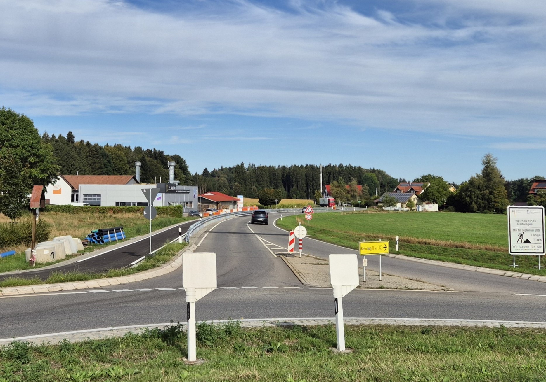 Das Bild zeigt den Radweg B32 am Anschlussast der Landesstraße 326 bei Bodnegg-Rotheidlen.