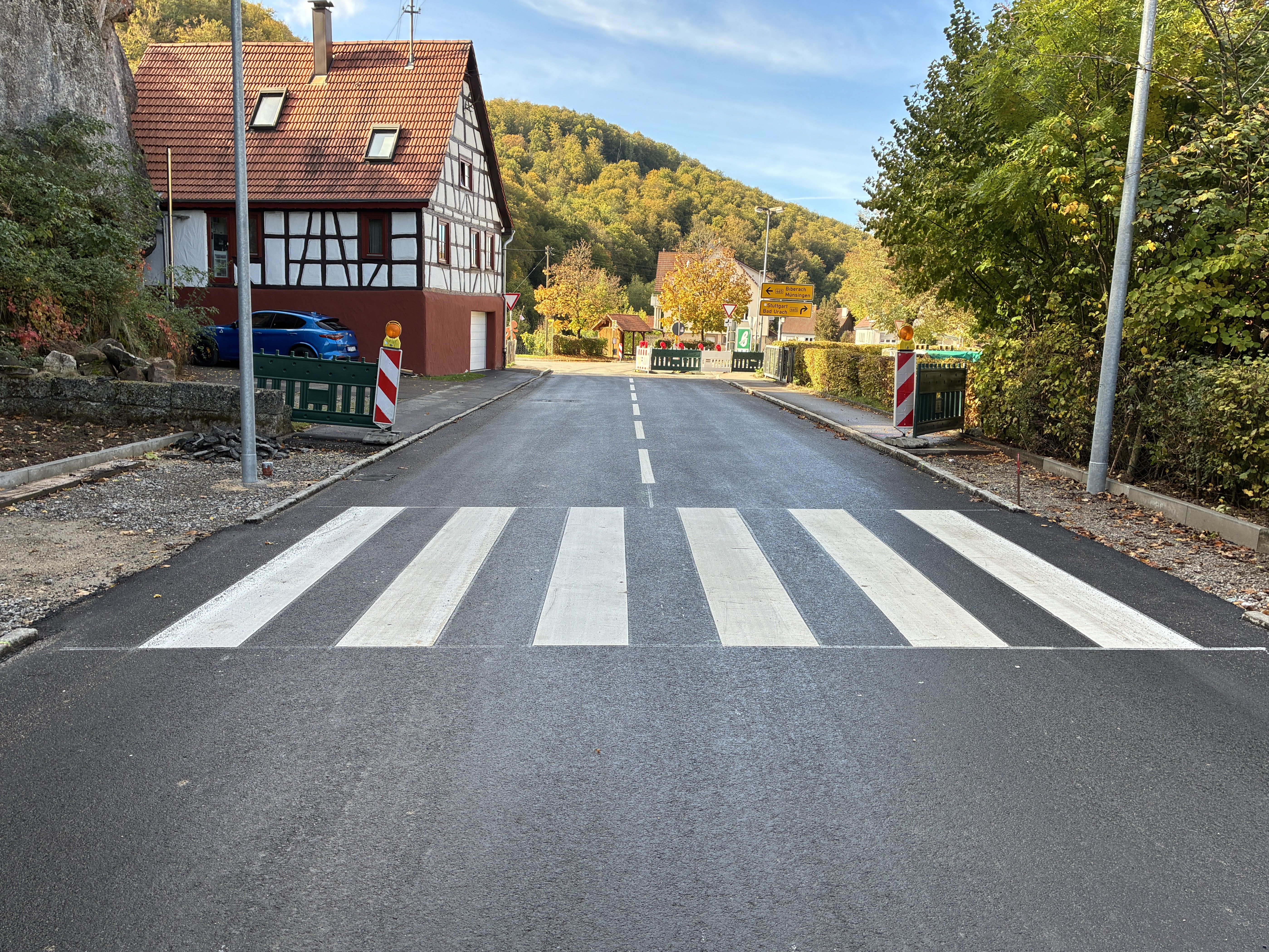 Ds Foto zeigt einen Zebrastreifen auf der sanierten Fahrbahn in der Ortsdurchfahrt Seeburg