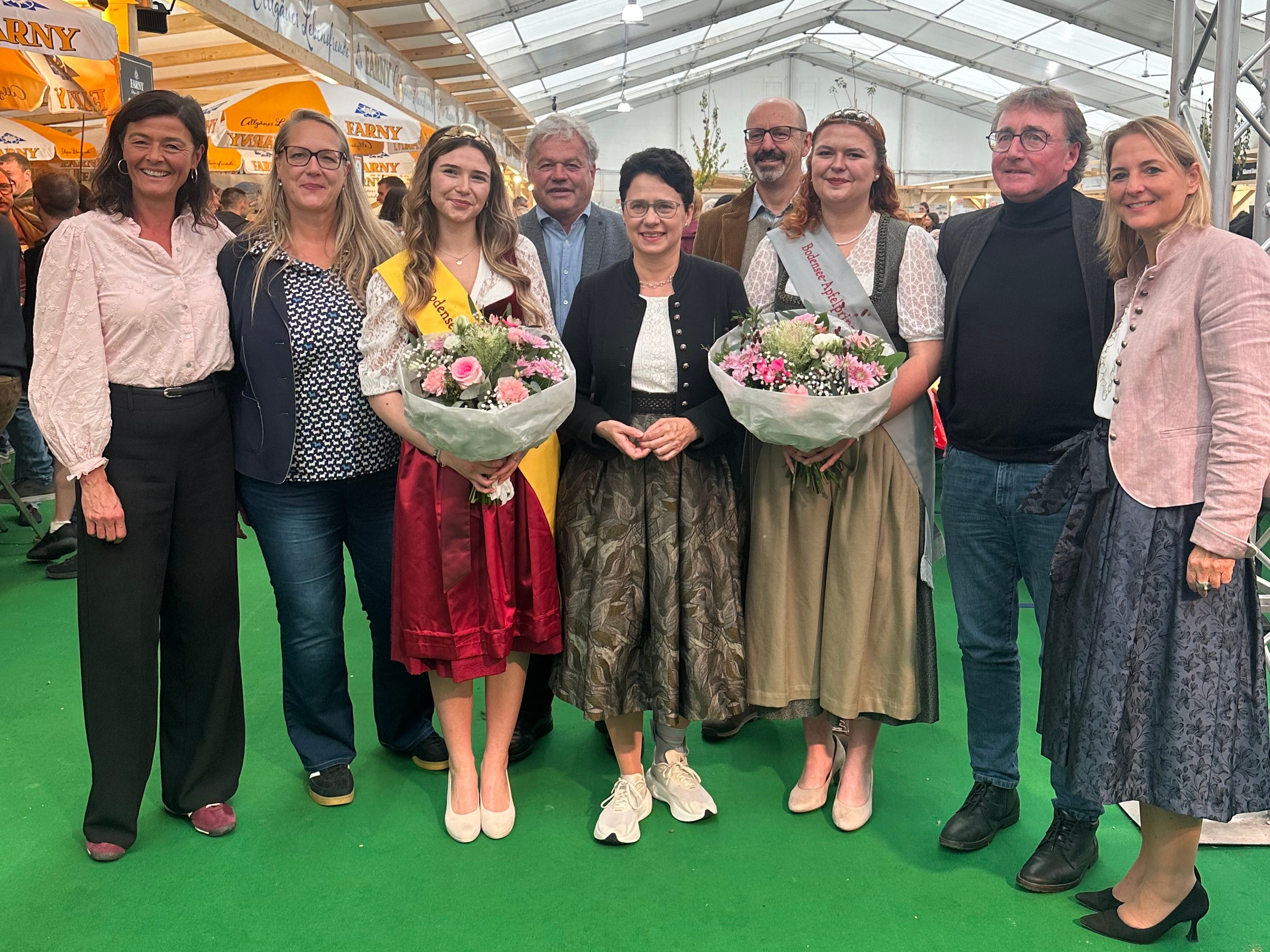Das Foto zeigt Landwirtschaftsministerin Marion Gentges, Regierungspräsidentin Isabel Kling, Bodensee-Apfelkönigin und Bodensee-Apfelprinzessin 2026/2028 und Vertreterinnen und Vertreter der Obstregion Bodensee e. V