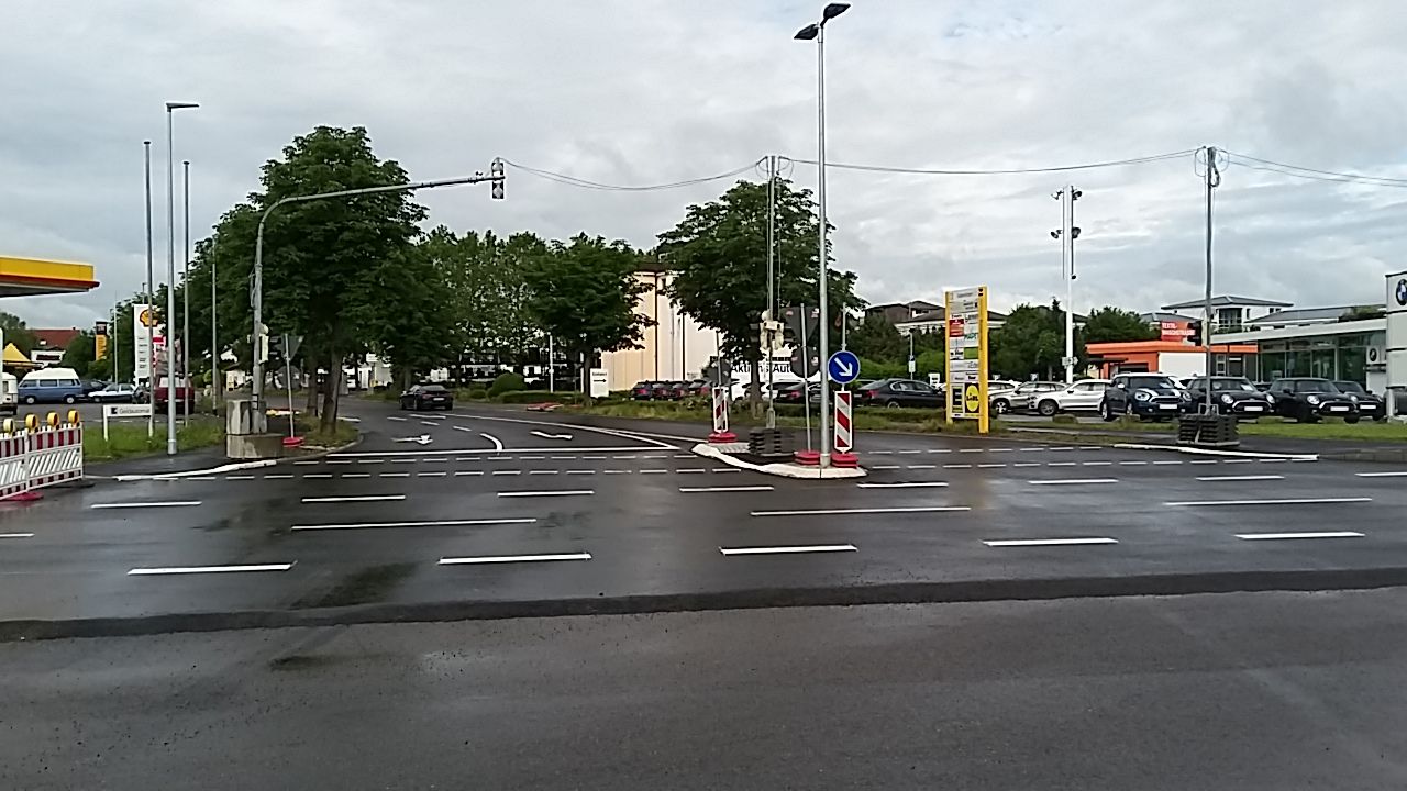 Blick auf die Kreuzung B 28 / Schuhstraße / Wilhelm-Maybach-Straße