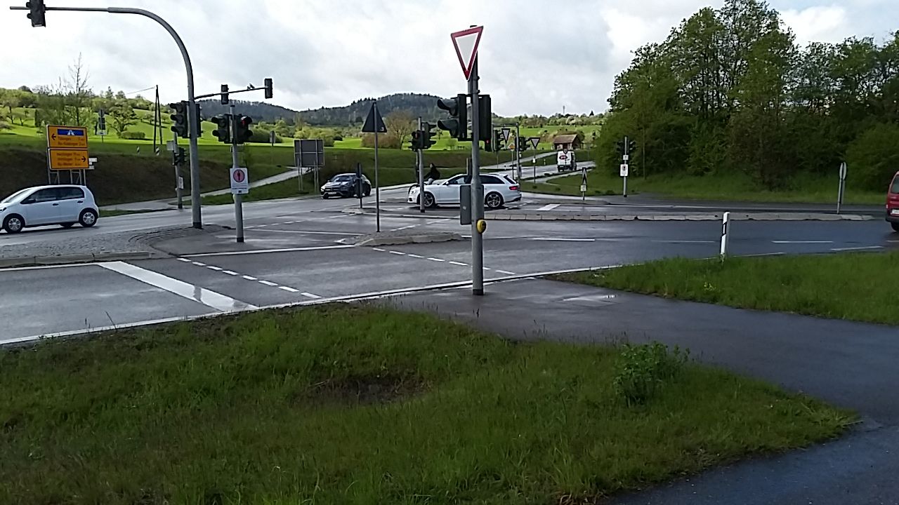 Das Bild zeigt eine Ampelanlage an der L 385 / L370 Einmündung Tübinger Straße in Rottenburg am Neckar