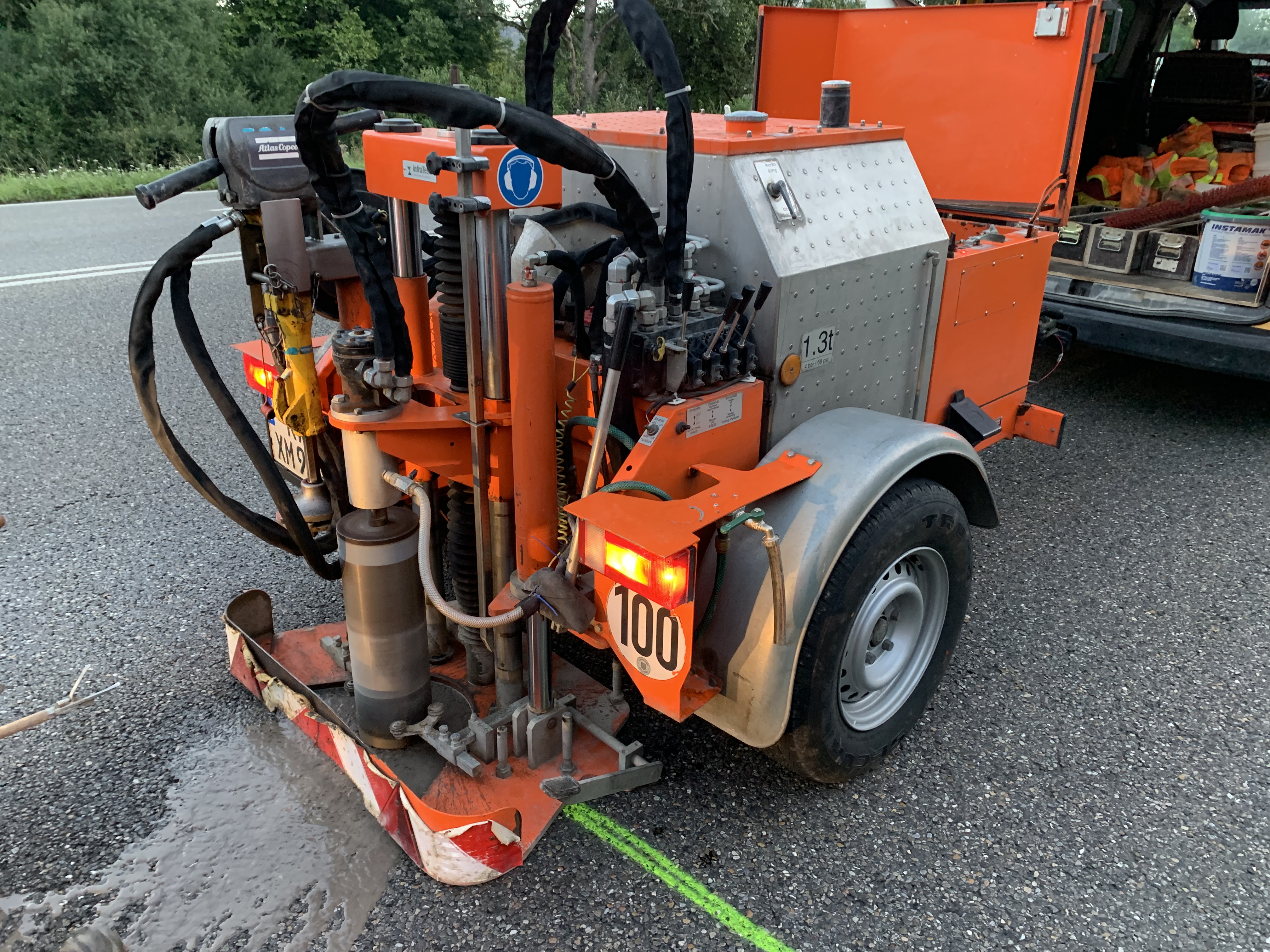 Das Foto zeigt ein Fahrbahnuntersuchungsgerät auf einer Straße