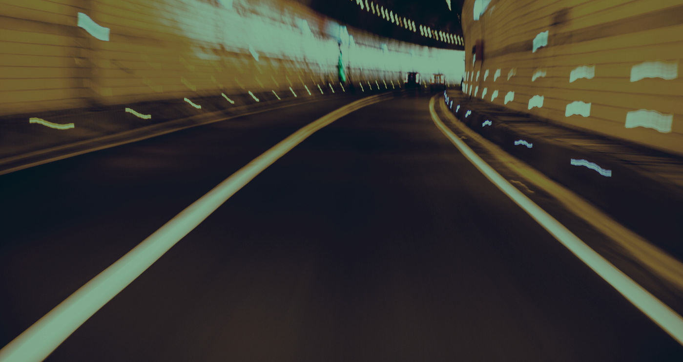 Blick in einen beleuchteten Straßentunnel