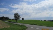 Straße neben einem Feld