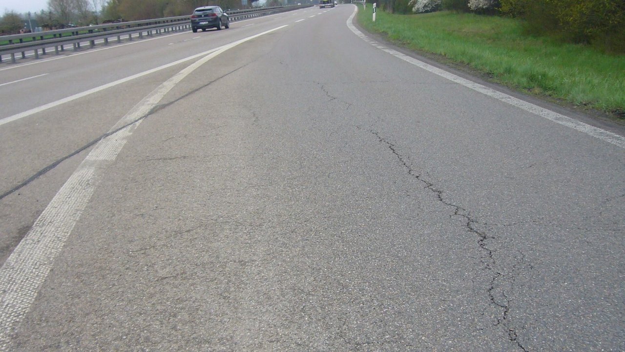 Das Bild zeigt den schadhaften Belag auf der Einfädelspur der B 30 zwischen AS Biberach Nord und Laupheim Mitte