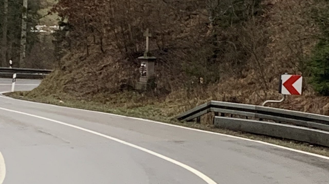 Das Foto zeigt eine Straßenkurve mit Leitplanken an der Seite