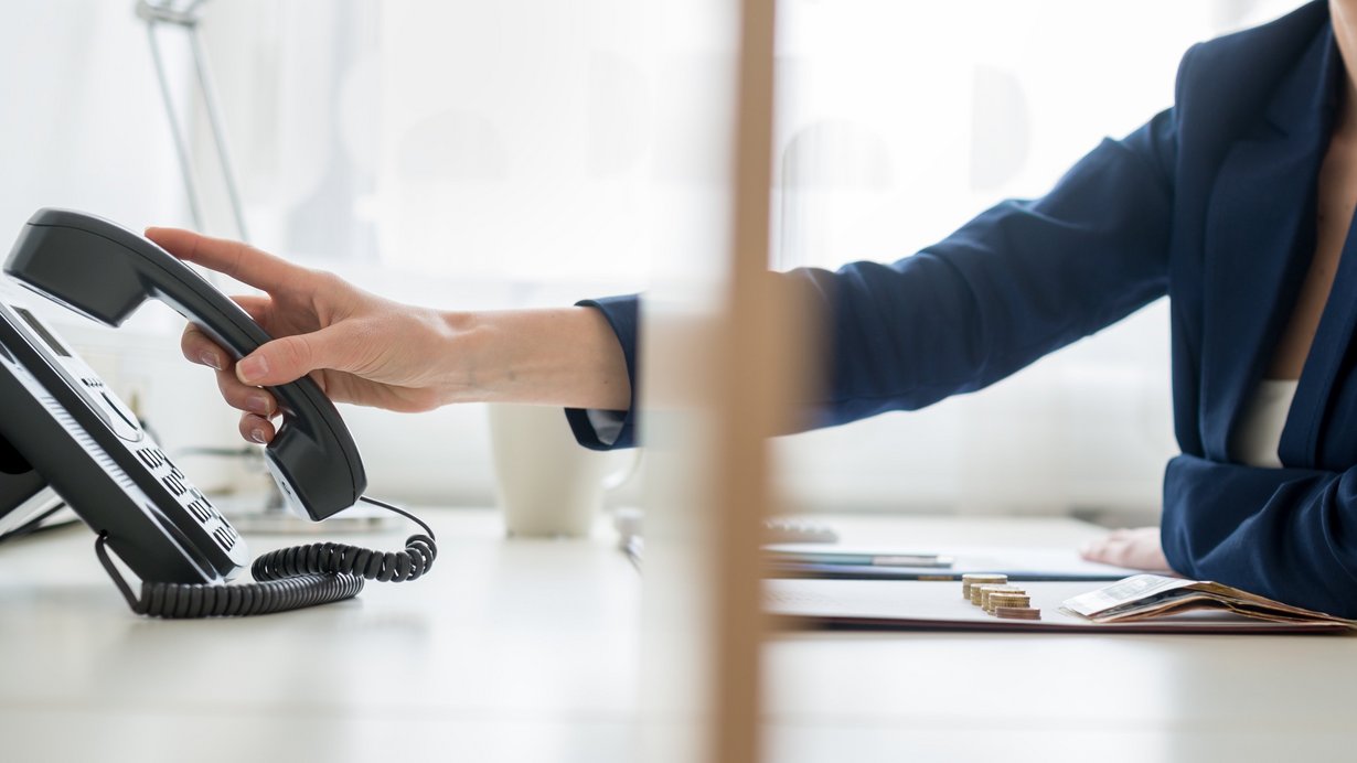 Bild zeigt Telefon mit Kontaktperson