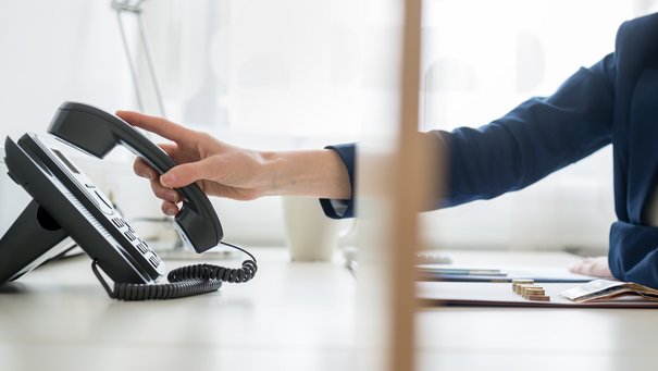 Bild zeigt Telefon mit Kontaktperson