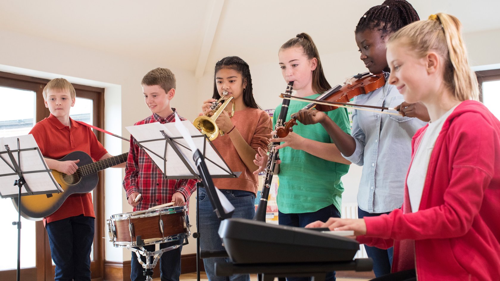 7 Schülerinnen und Schüler musizieren gemeinsam im Schulorchester.