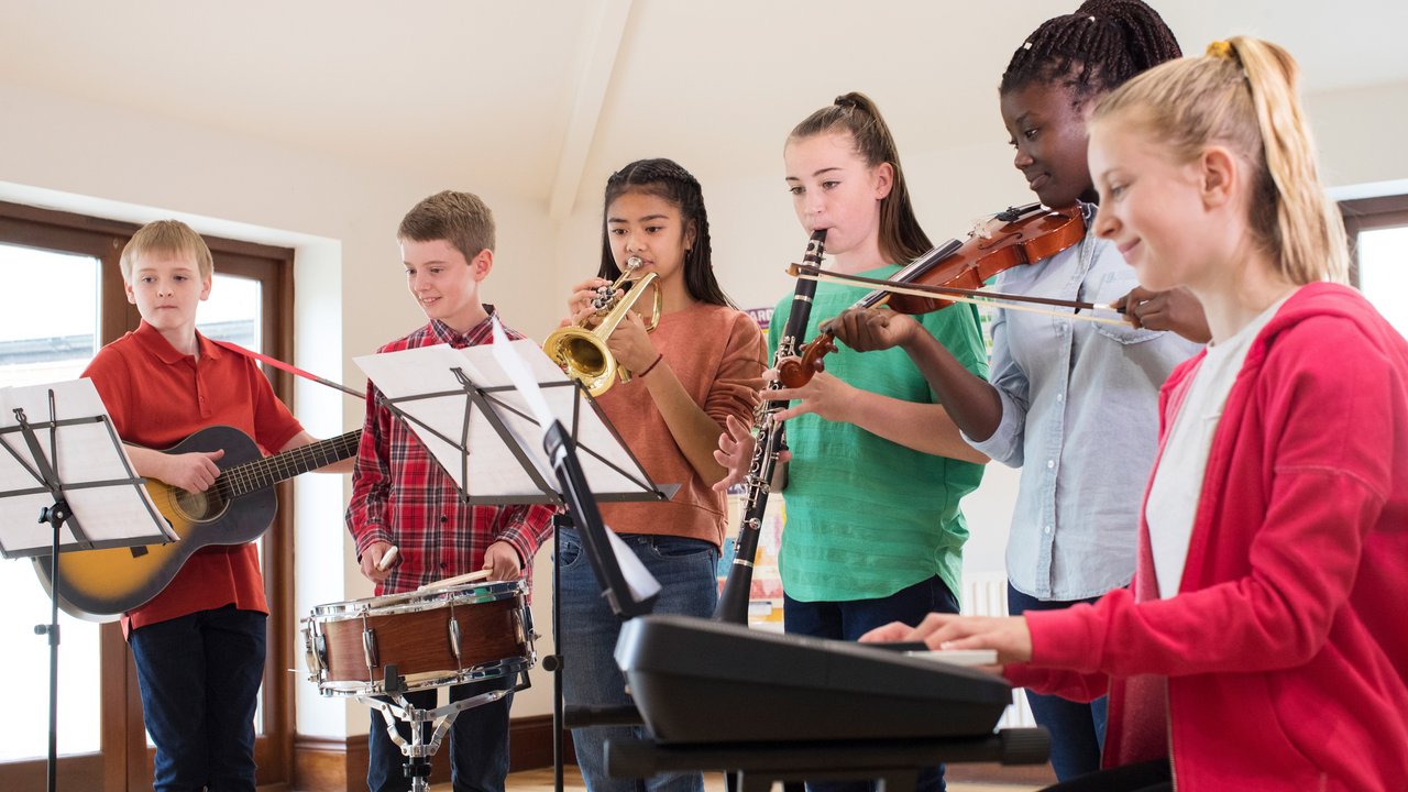Musik 7 Schülerinnen und Schüler musizieren gemeinsam im Schulorchester.