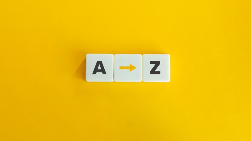 Zwei Scrabbelbuchstaben, A und Z, auf gelbem Untergrund. zwischen den Buchstaben liegt ein Pfeil.