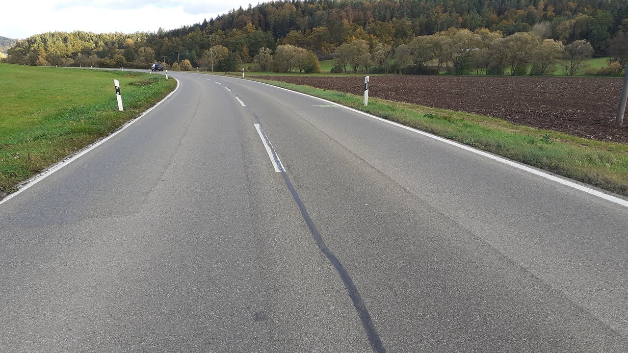 Man sieht die L 390 zwischen Rosenfeld-Heiligenzimmern, Einmündung Fabrikle bis Anschluss L 415 