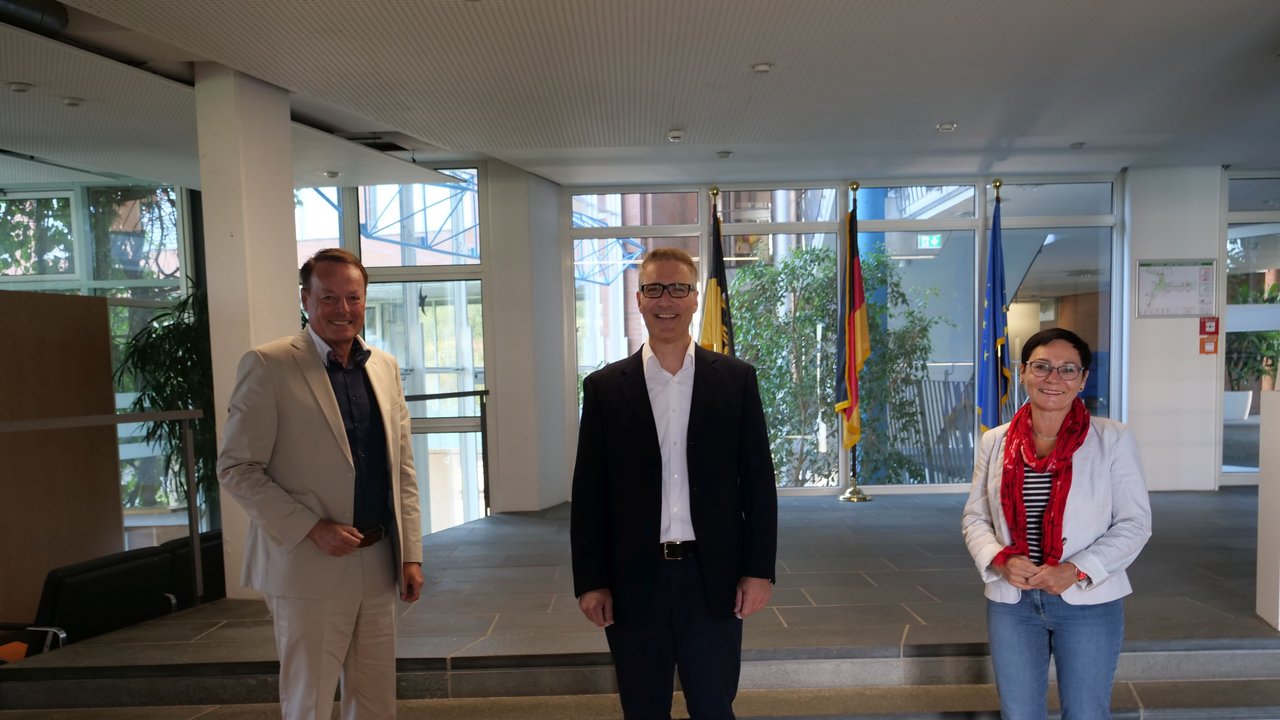 Regierungspräsident Klaus Tappeser, Referatsleiter Axel Bernhard und Abteilungspräsidentin Petra Stark im Foyer des RP Tübingen