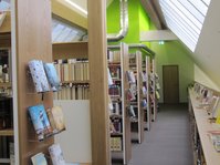 Erwachsenenbereich auf der Galerie in der Stadtbücherei Gammertingen