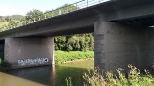Seitenansicht einer Brücke über den Fluss Neckar