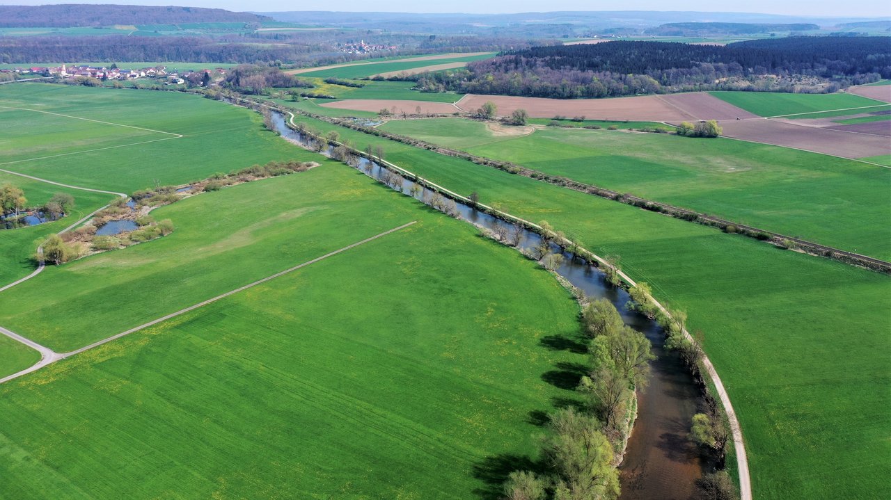 Drohnenfoto Donau Gewann Riedle Man blickt aus auf der Vogelperspektive auf den Verlauf der Donau durch Wiesen- und Akcerflächen