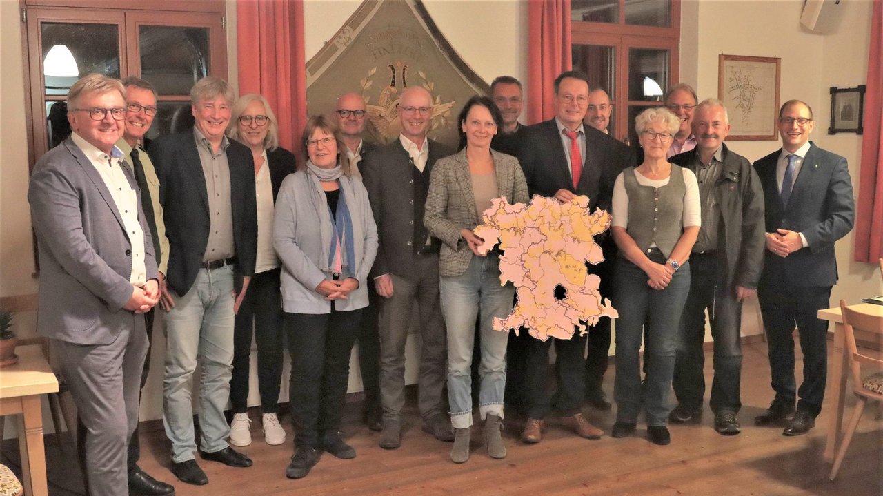 Das Foto zeigt den Lenkungskreis Biosphärengebiet Schwäbische Alb mit der zukünftigen Gebietskulisse des Biosphärengebiets