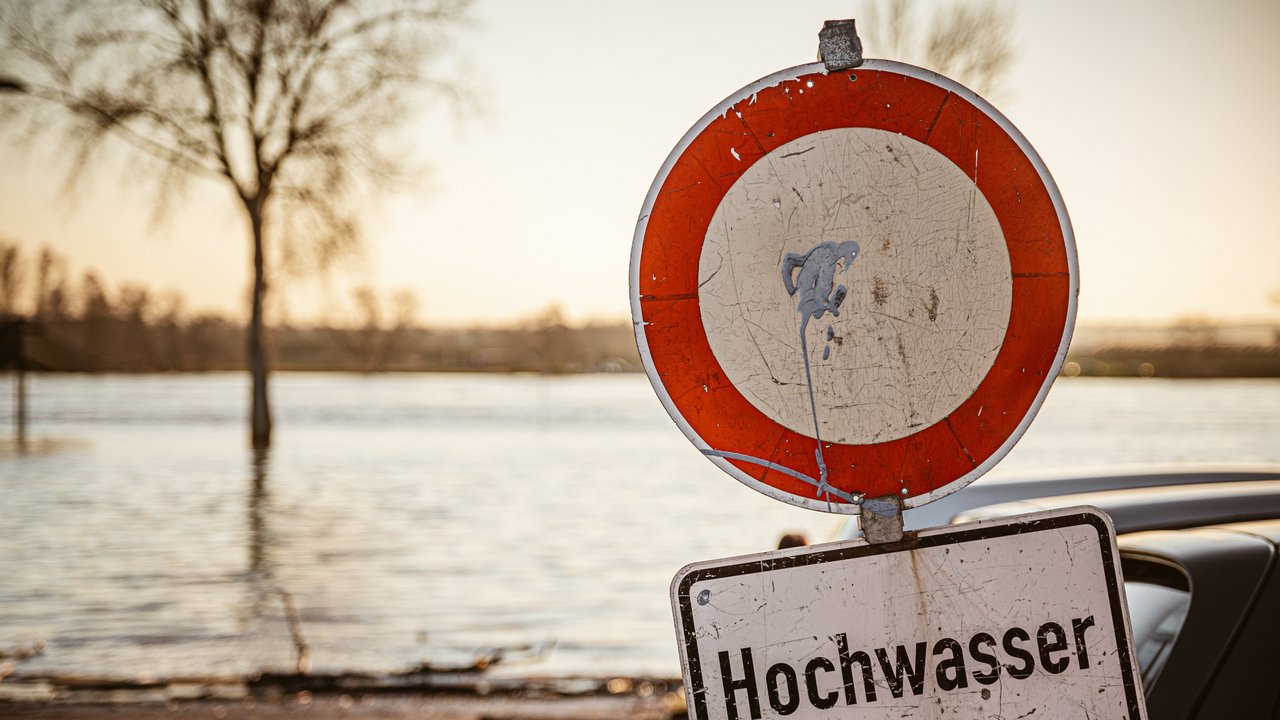 Schild Hochwasser vor Gewässer