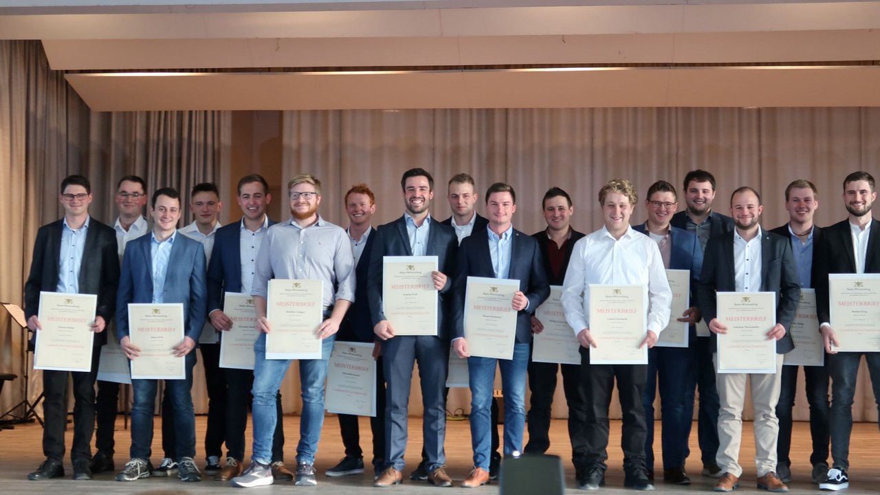 Das Bild zeigt ein Gruppenbild mit mehreren Landwirtschaftsmeistern mit Ihren Urkunden in den Händen