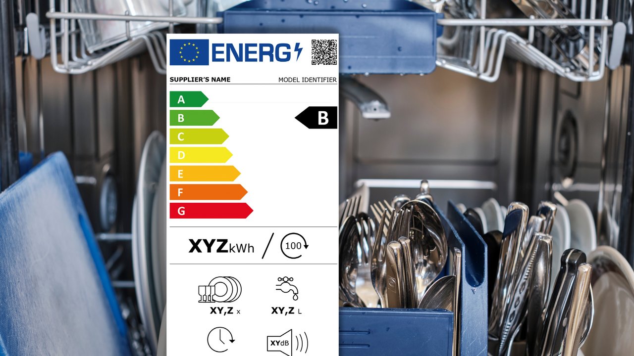 Das Foto zeigt eine offene Geschirrspülmaschine und das neue Energielabel der EU