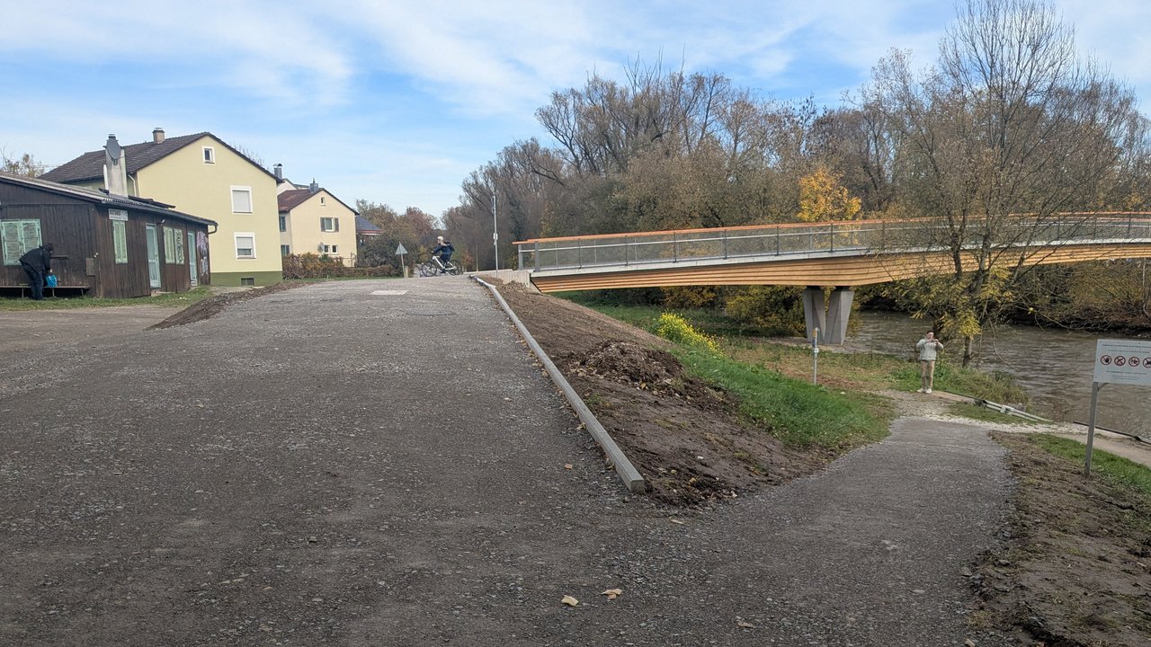 Das Foto zeigt eine Geländeerhebung an der Fußgänger- und Radbrücke Lustnau