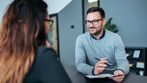 Personalgespräch Mann und Frau im Personalgespräch