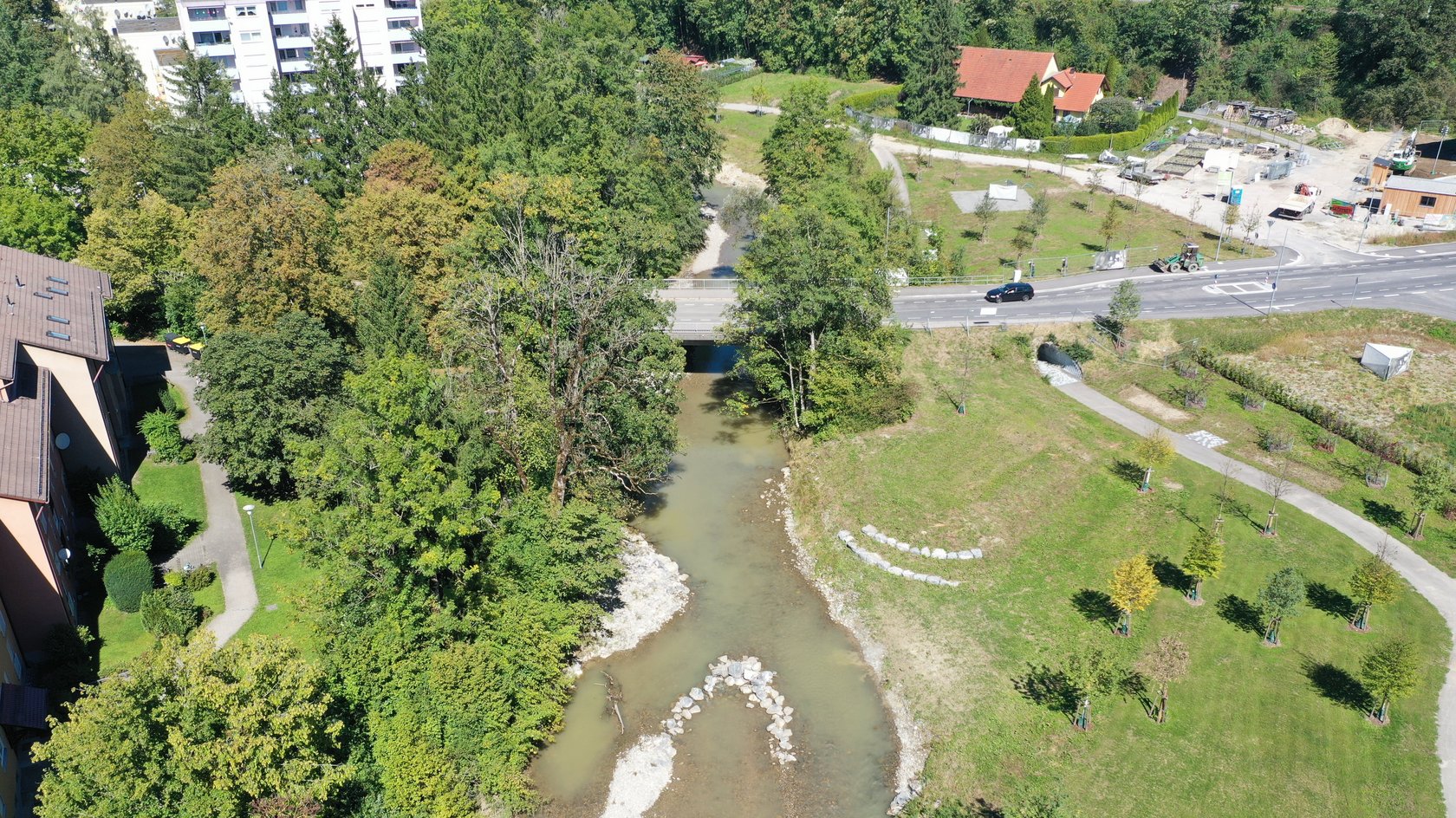 Blick auf eine naturnah gestaltete Argen in der Ortsrandlage von Wangen