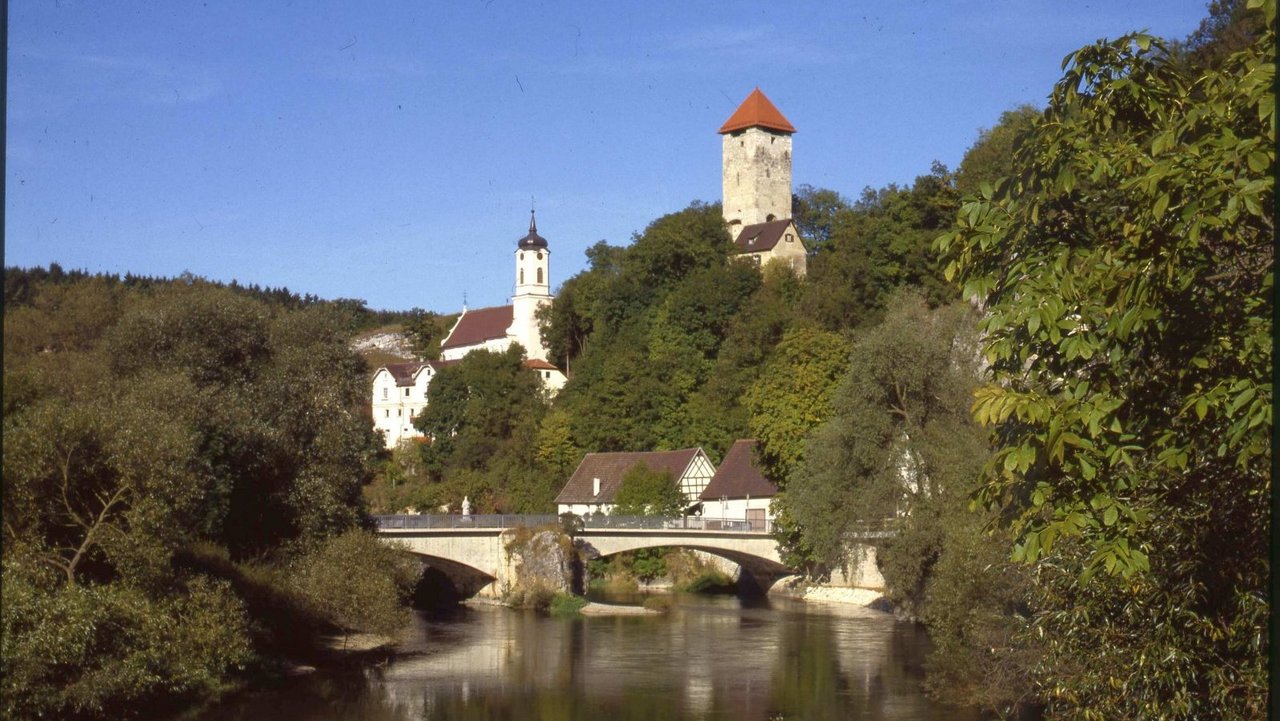 Das Foto zeigt die Burg Rechtenstein an der Donau