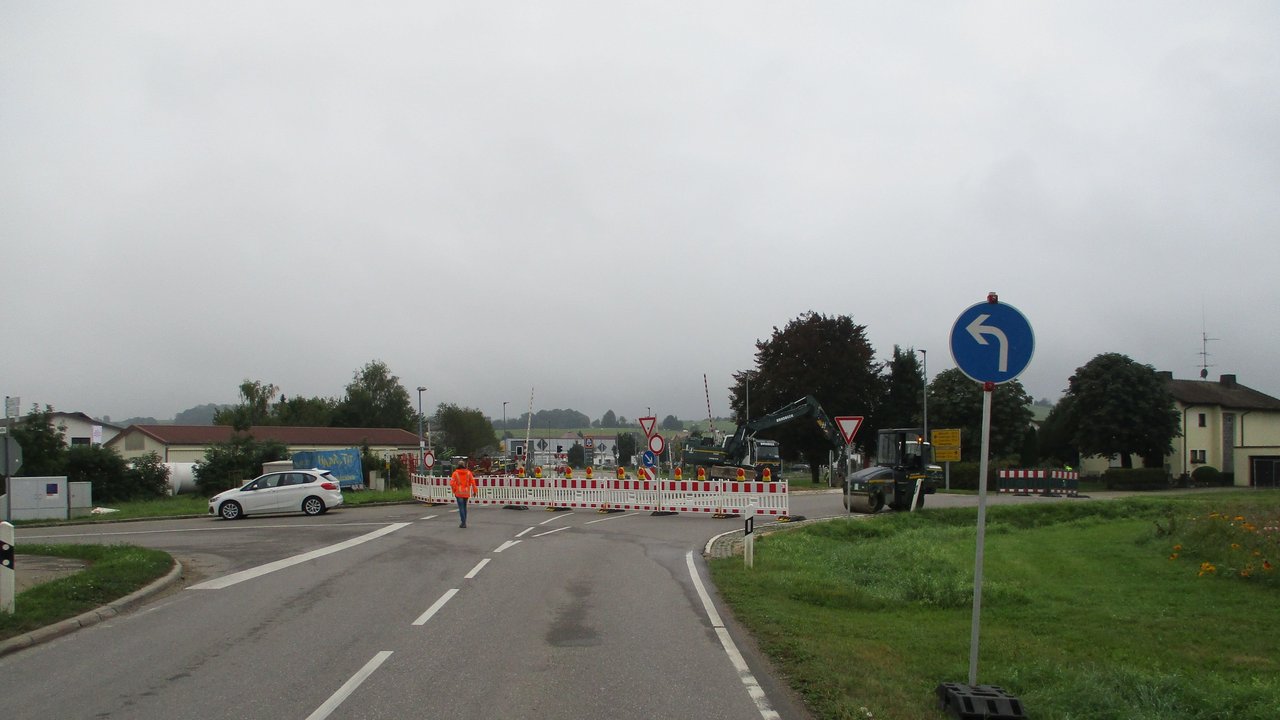 B 312 Blickrichtung Bahnübergang Kleinengstingen B 312 Blickrichtung Bahnübergang Kleinengstingen; man sieht die Baustelle