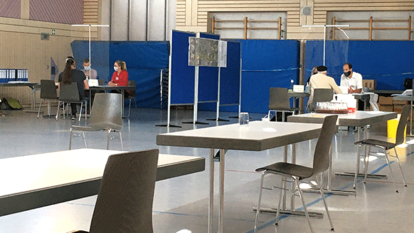 Eine Turmhalle, in der verschiedene Tische und Stühle für die Bürgersprechstunde stehen