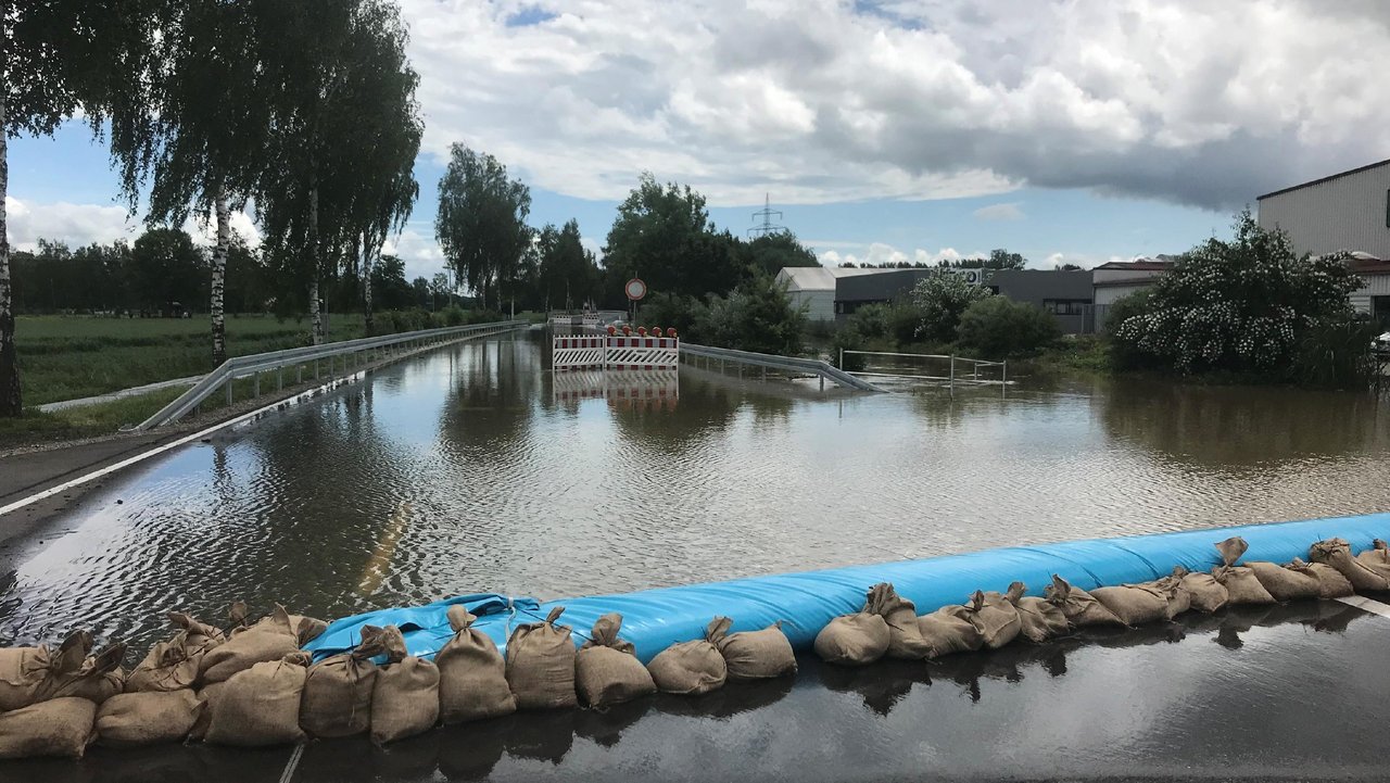 Hochwasser in der Baltringer Straße in Schemmerberg Hochwasser in der Baltringer Straße in Schemmerberg