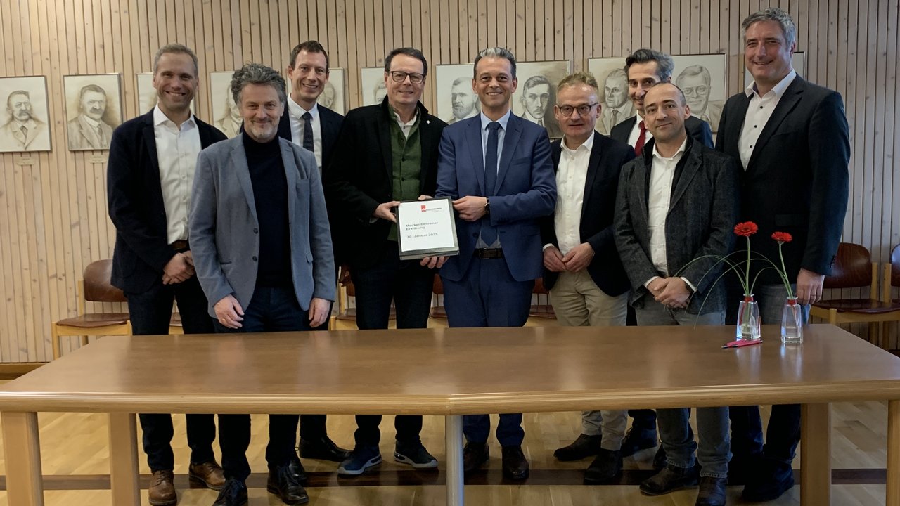 Das Foto zeigt Regierungspräsident Klaus Tappeser, Landkreisvertreter und Bürgermeister im Schussental bei der Unterzeichnung der Meckenbeurener Erklärung 