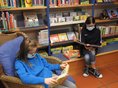 Gemeindebücherei Starzach - 2 Mädchen 2021 mit Masken 2 Mädchen mit Gesichtsmasken lesen in der Gemeindebücherei Starzach