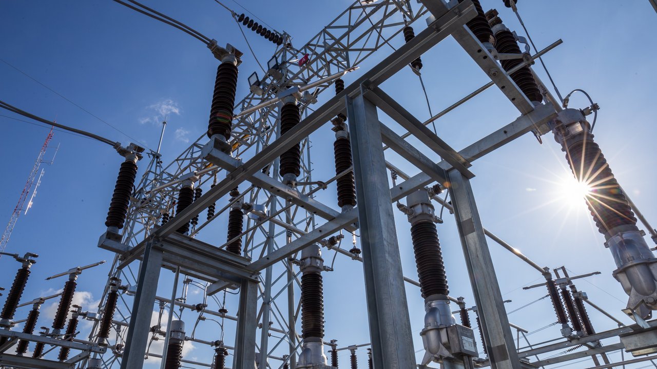 Das Foto zeigt ein Haupt- und Umspannwerksschema für 115 kV. Mit Blendlicht, das durch Bestrahlung entgegen der Sonnenrichtung entsteht.