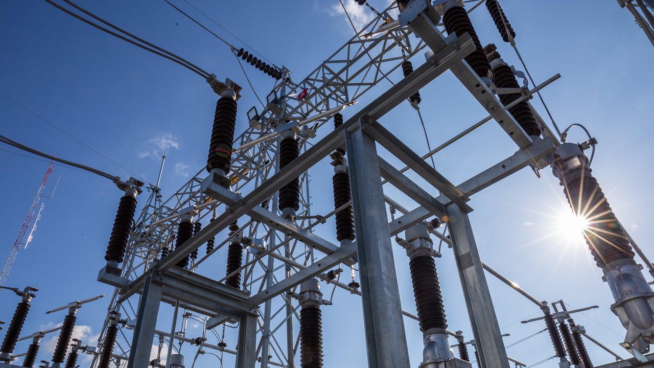 Das Foto zeigt ein Haupt- und Umspannwerksschema für 115 kV. Mit Blendlicht, das durch Bestrahlung entgegen der Sonnenrichtung entsteht.