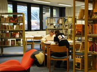 Schulkinder arbeiten in der Mediothek Pliezhausen