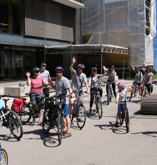 Stadtradeln Eine Gruppe Radfahrerinnen und Radfahrer aus dem RP Tübingen winkt in die Kamera