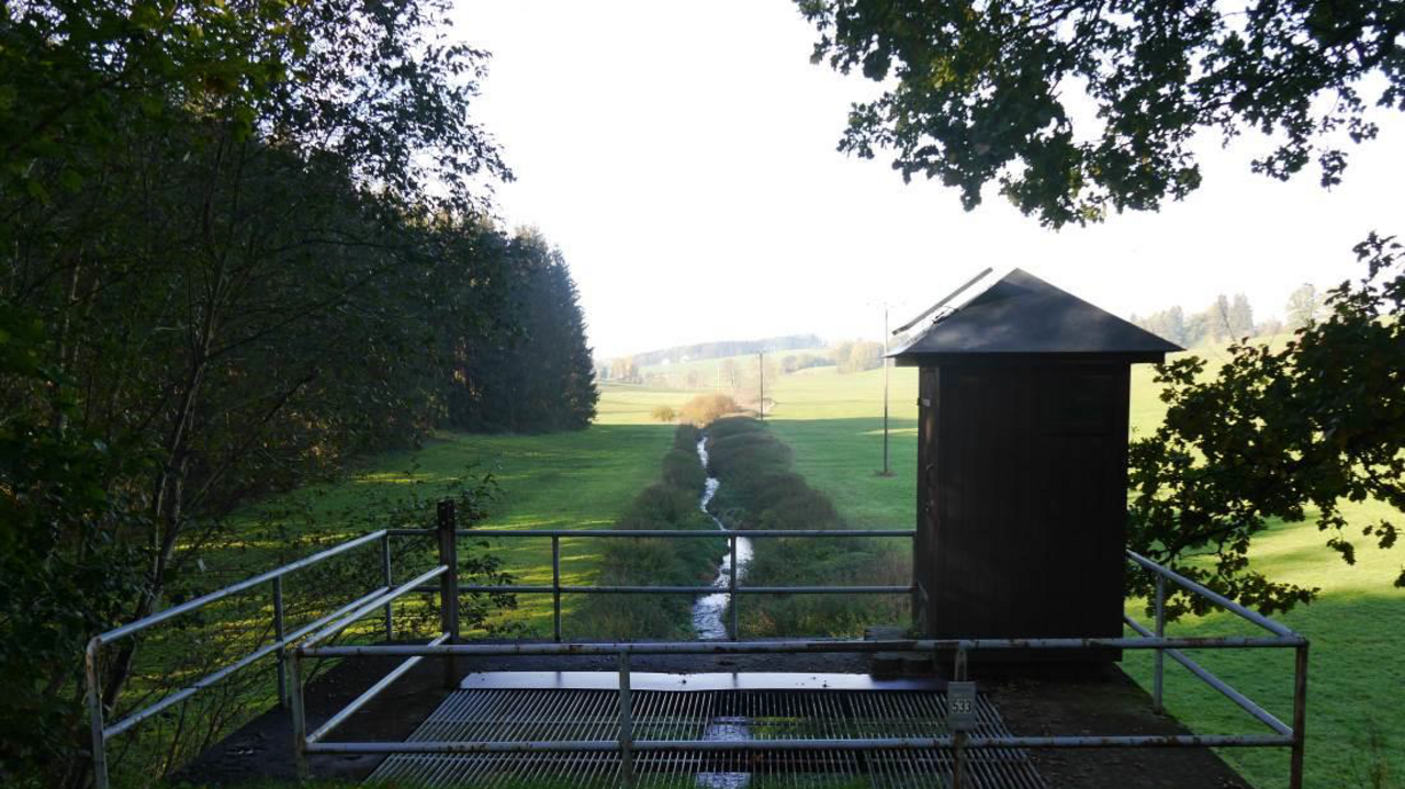 Das Foto zeigt das Hochwasserrückhaltebecken Ölbach, Blick von Dammkrone nach Oberstrom