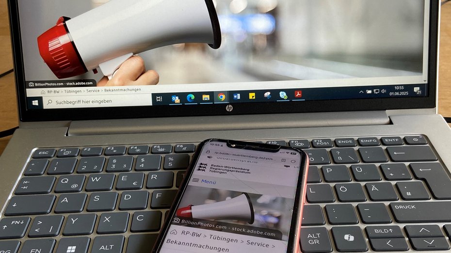Symbolbild Bekanntmachungen Symbolbild Bekanntmachungen: Ein Handy liegt auf einem Laptop und zeigt die Bekanntmachungsseite des Regierungspräsidiums Tübingen, ebenso ist diese Seite auf dem Monitor zu sehen