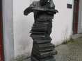 "Der Wahrheitssucher", lebensgroße Broze-Skulptur vor der Stadtbücherei im Kornhaus, Wangen im Allgäu "Der Wahrheitssucher", lebensgroße Broze-Skulptur vor der Stadtbücherei im Kornhaus, Wangen im Allgäu