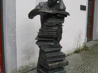 "Der Wahrheitssucher", lebensgroße Broze-Skulptur vor der Stadtbücherei im Kornhaus, Wangen im Allgäu