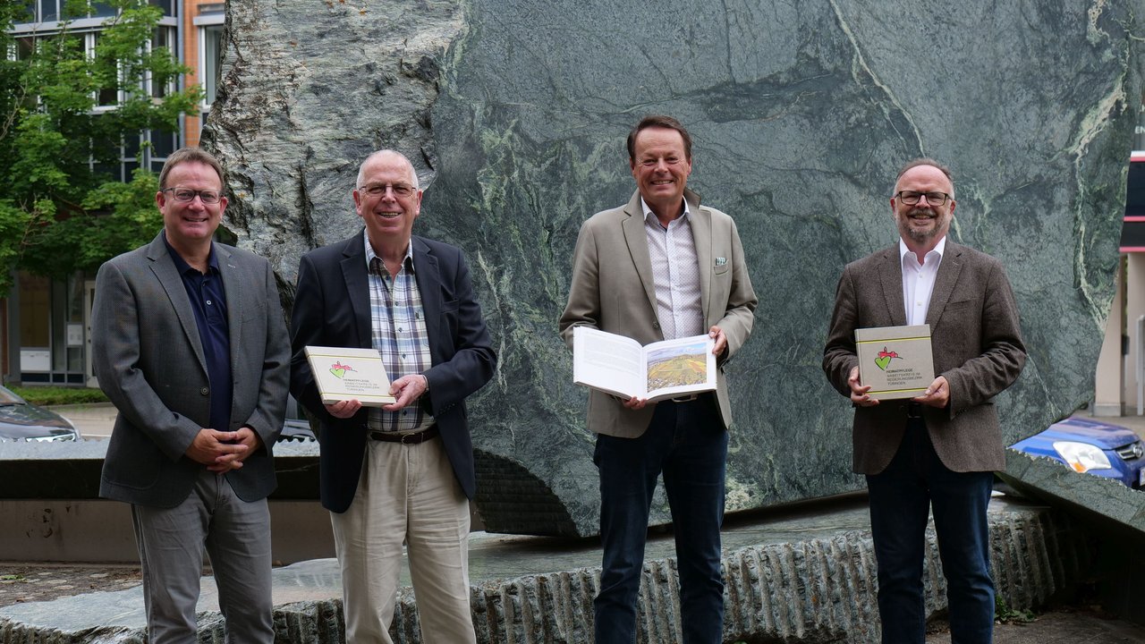 Gruppenbild bei der Präsentation des neuen Buches „Arbeitskreis Heimatpflege im Regierungsbezirk Tübingen e. V. - Zusammen Heimat gestalten zwischen Schwäbischer Alb und Bodensee“. Personen von links nach rechts: Dr. Oliver Knörr, Leiter des Referats „Kulturelle und soziale Infrastruktur, Krankenhausfinanzierung, Fachstelle für das öffentliche Bibliothekswesen“ des Regierungspräsidiums, Harald Neu, stellv. Vorsitzender des Arbeitskreises Heimatpflege, Regierungspräsident Klaus Tappeser, Karlheinz Geppert, Vorsitzender des Arbeitskreises Heimatpflege im Regierungsbezirk Tübingen e. V.