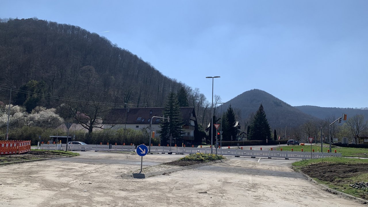Das Foto zeigt die abgesperrte Baustelle Bäderstraße in Bad Urach