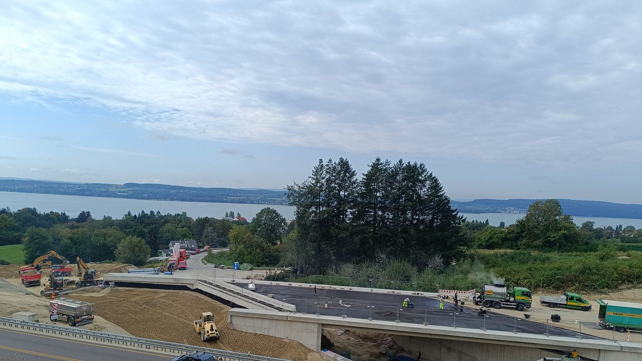 Das Foto zeigt die Bauarbeiten an der Rengoldshauser Straße in Überlingen. Im Hintergrund ein See und eine hügelige Landschaft
